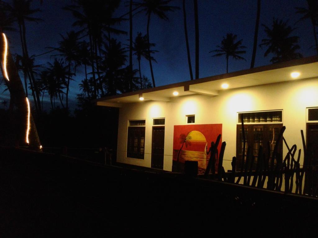 Sunset Surfing Beach Resort Matara Esterno foto