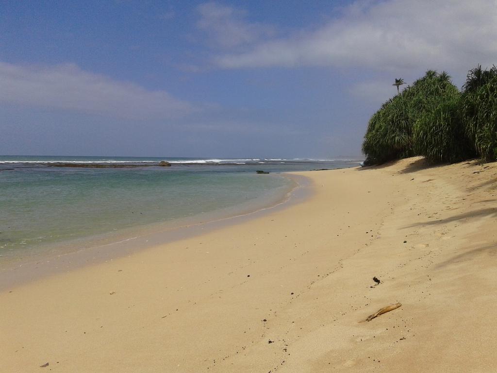 Sunset Surfing Beach Resort Matara Esterno foto