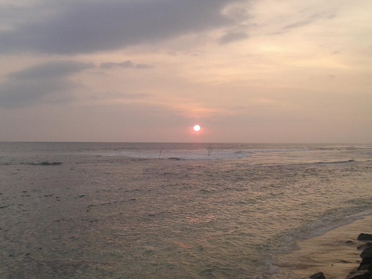 Sunset Surfing Beach Resort Matara Esterno foto