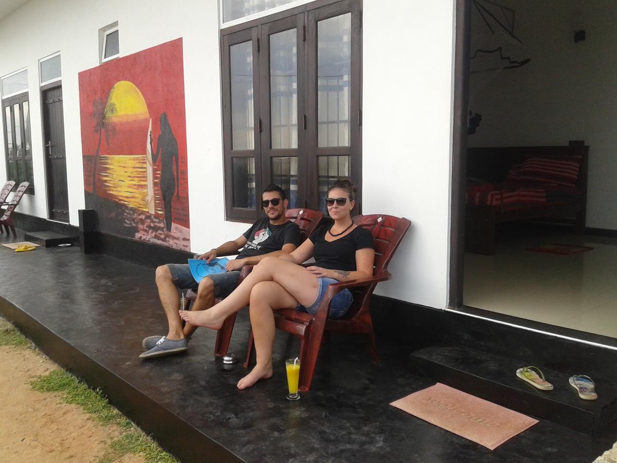 Sunset Surfing Beach Resort Matara Esterno foto